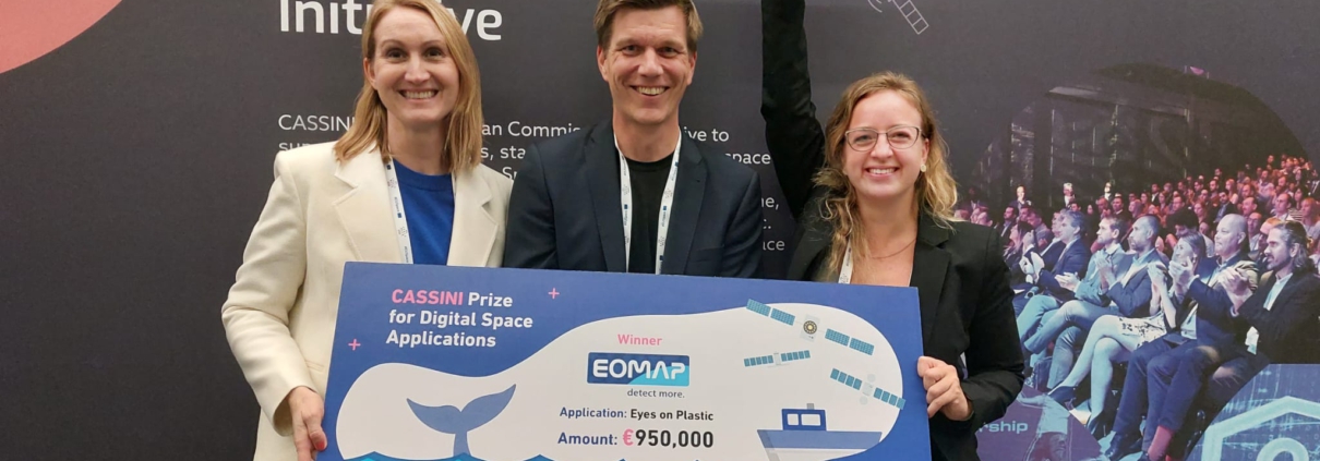 Eva Haas, Knut Hartmann and Annette Hänicke of EOMAP celebrating the CASSINI Prize 2023 for Eyes on Plastic